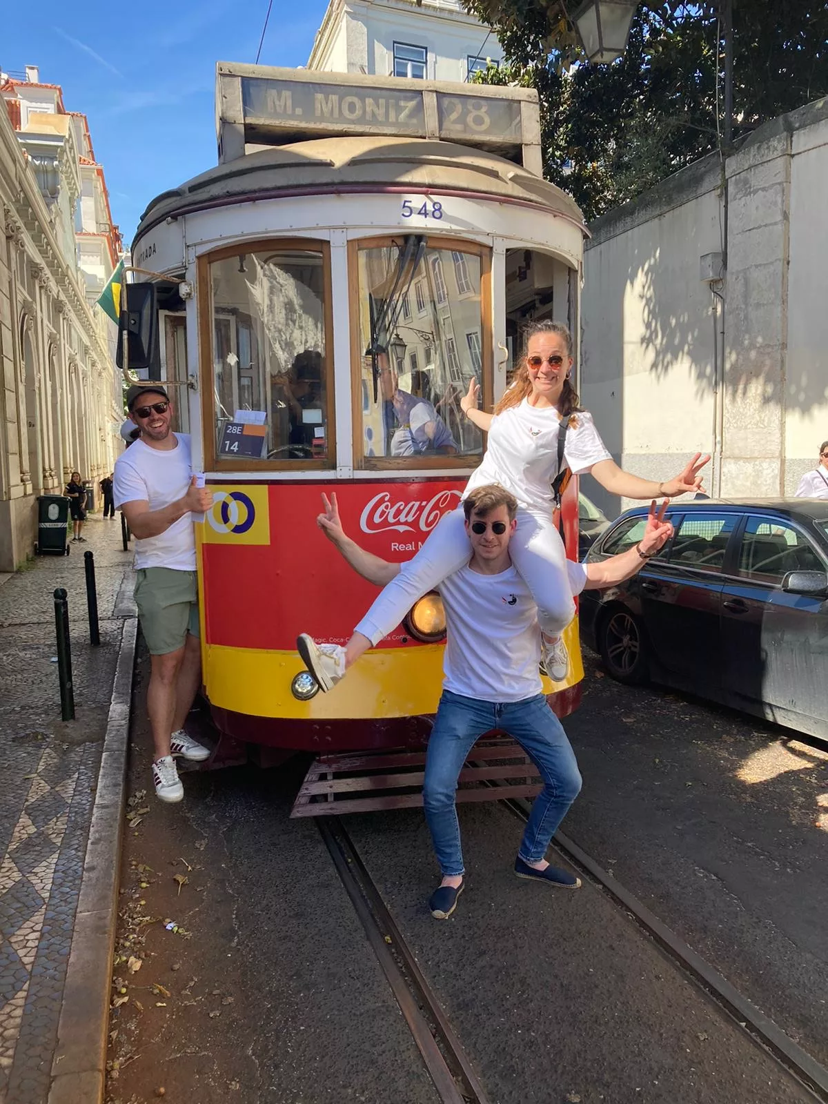 Séminaire au Portugal, pose devant le fameux tramway