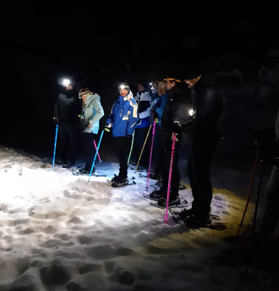 Marche en raquettes a la frontale en station hiver, La Clusaz