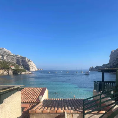 vue depuis les cabanons de la calanque de sormiou sur les eaux turquoise de la mediterranée, entreprise voyage corporate, decouverte