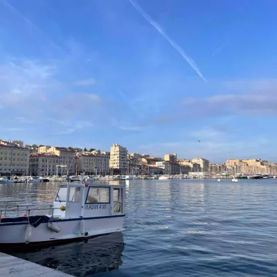 vue sur port de Marseille, bord de l'eau