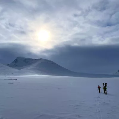 skieurs plaine enneigée kungsleden tempete