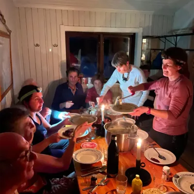 groupe partage repas refuge kungsleden raid